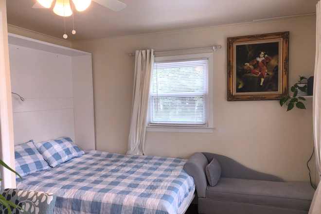 Queen size bed with lazy sofa - Summer:Room in shared home for male-Valley Rd-Princeton