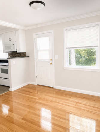 dining room - Flex start date 8/1-8/15/26 4 bedroom 1.5 bath townhouse style apartment  2 free parking