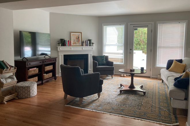 living room - Fully Furnished 3bed/ 2bath townhome available in Proprietors Row!