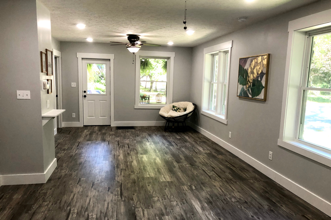 Living area - Remodeled 3 bedroom, two blocks from campus House