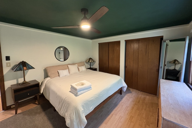 Bedroom - pet friendly + fenced yard ; 5 mins to Ocean Mist & 10 mins to URI House