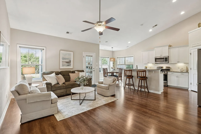 living room/kitchen - Beautiful Rental Home on Quiet Johns Island