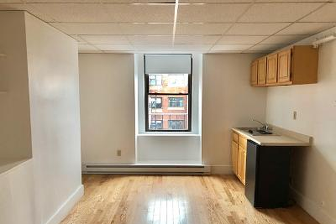 STUDIO - NO BROKER FEE! RENT THIS UNFURNISHED STUDIO AT 405 BEACON ST. FROM 9/1/25 AND BE HAPPY Apartments