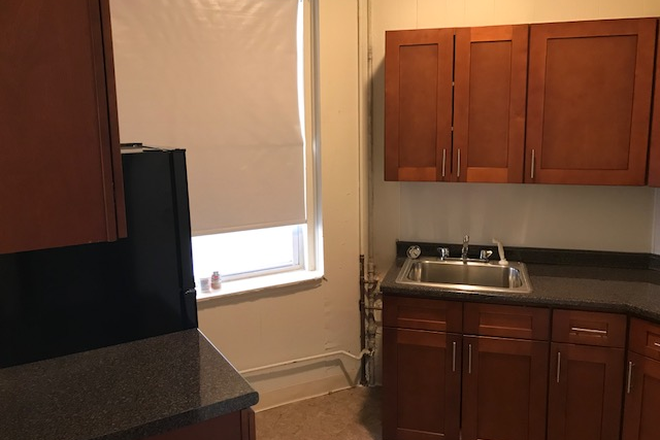 Hub Realty - Large studio facing front, in handy location in Allston Apartments