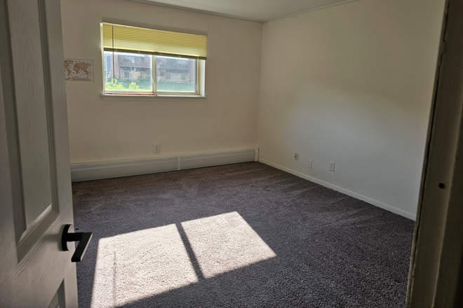 available room - Looking for Room Mate - Berry Tree first floor 2br 1bathroom