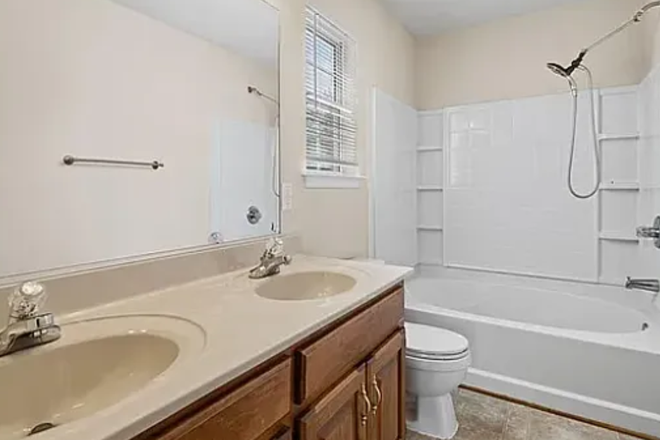 Bathroom - 4 Bd 3 ba Single Family Residence located in Seasons Trace House