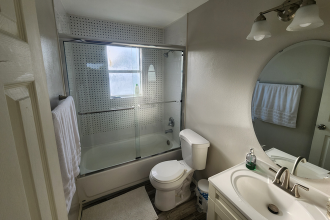 Shared Bathroom - 1 Bedroom with parking nearby UCF House