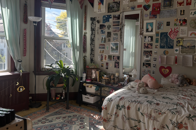 Right corner of bedroom (decor not included but shown for inspiration) - Bedroom in spacious home close to Tufts campus