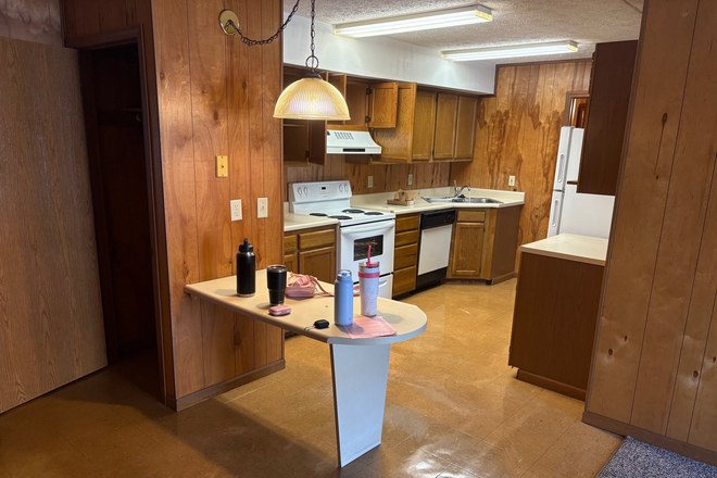 Kitchen - Crestview North Apartments