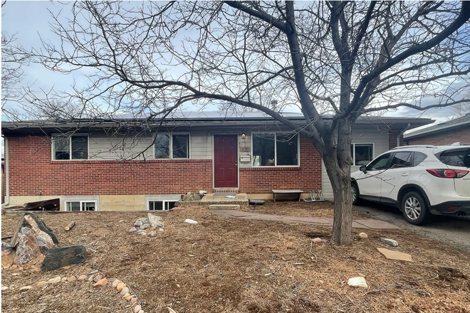 Street view - 6 Bed, 2.5 Bath House - Martin Acres