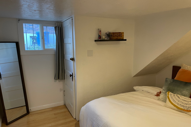 Downstairs room available - Female Room for Rent in Home of Young Professionals/Grad Students