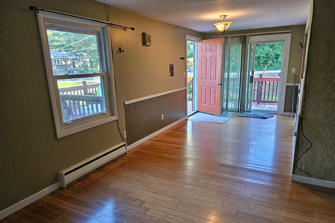 Entry - Great place for family, 15 minutes from campus Apartments