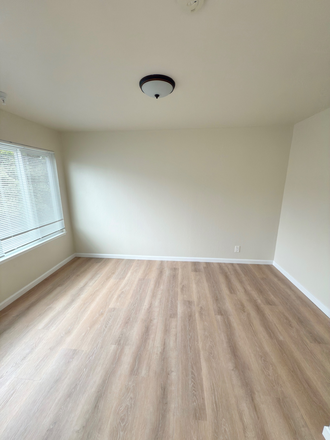bed - 1 block from Koret Center USF campus Apartments