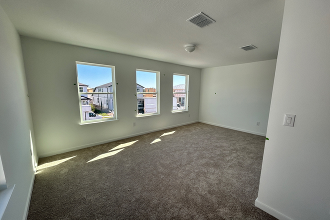 Shared loft space - 3 Rooms with shared living space 20 mins away from campus House