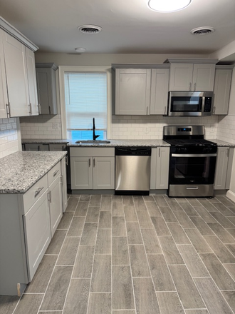 kitchen - Renovated 4 bed 2 bath walk distance to Warren Alpert Medical school