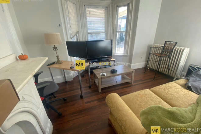 LIVING ROOM - GREAT FOR TUFTS COLLEGE AVE 4 BED ***JUNE 1 MOVE IN*** CLOSE TO TUFTS Apartments