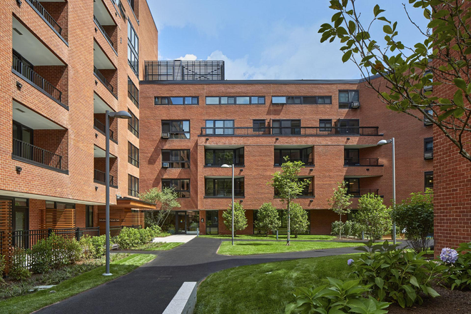 Outside view - Room in 3BR apartment 10 mins from Harvard Sq!