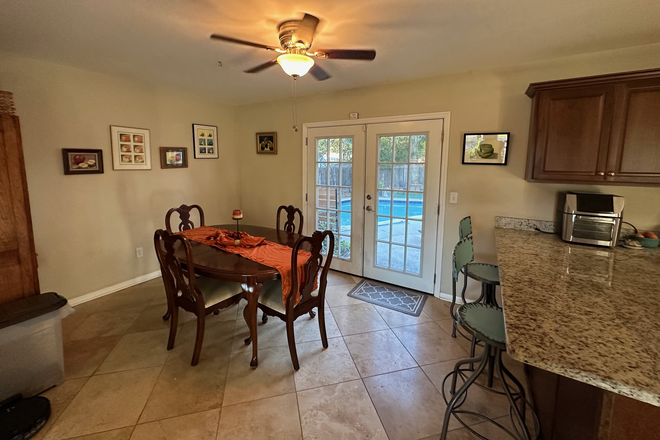 Dining area - Great Room to Rent in a Quiet and Safe Neighborhood House