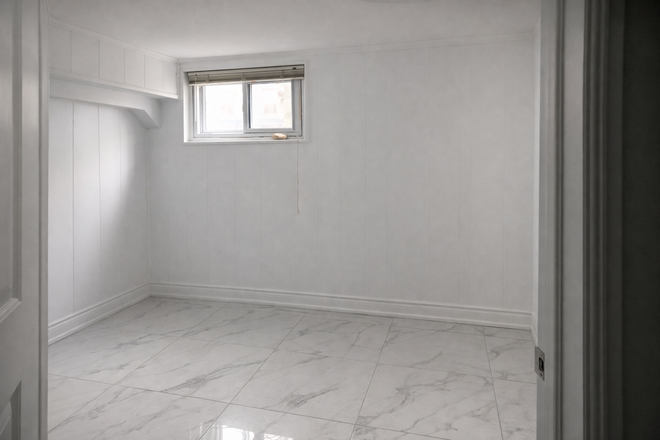 3 Bedrooms : $2,700 per month + utilities - 3 Unfurnished Bedrooms Entire Basement for rent in Glenholme Avenue