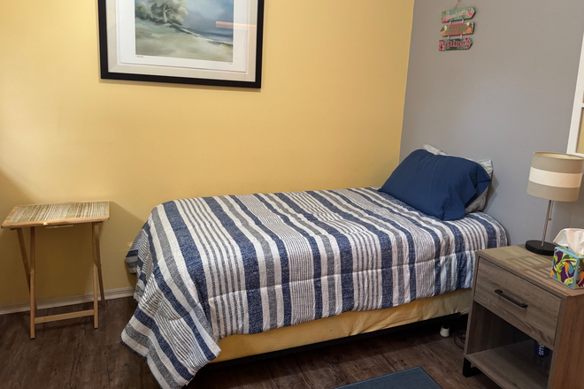 Bed - Room for rent in private home/2 miles campus, UCF