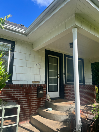 This is the outside of the house, please contact me for more photos or a tour! - Super cute house close to campus