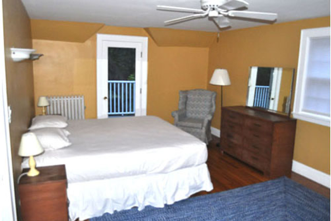 Master Bedroom - Single family home in South Brookline
