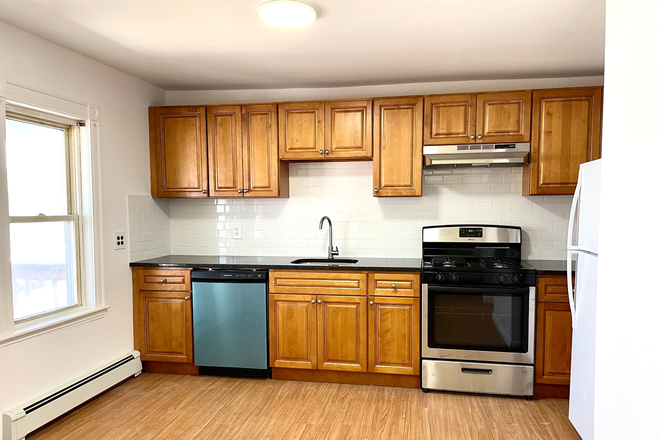 Call NOW for showings! 617-236-8600 - PRINCETON ST - *9/1/2025* MODERN 2BR W/ OFFICE OR 3BR/1BA W/ LNDRY IN BLDNG, DECK, YARD NEAR TUFTS!