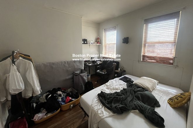 a - 1 bedroom in Back Bay close to Symphony and Kenmore Apartments