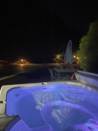 Hot tub - Basement rental 10 minute commute with pool access! House