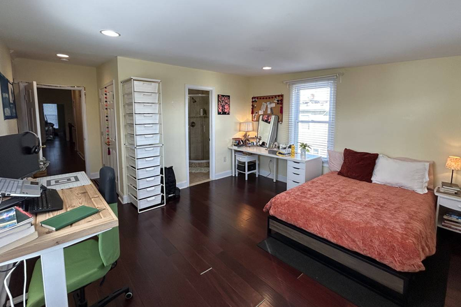 bedroom - Spacious bedroom near Patterson Park w/ Private bathroom & deck. Pets ok Townhome