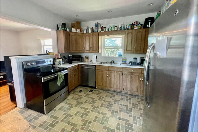 - - Right Close to Campus! 5 Bed w/ Laundry & Parking Apartments