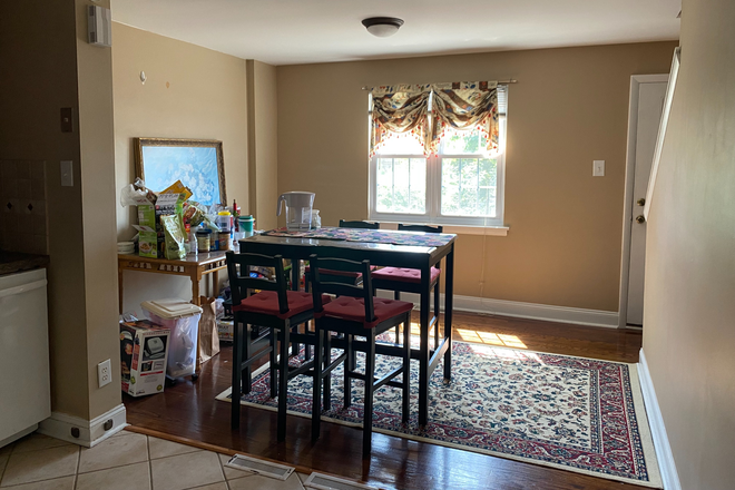 Dining area - Beautiful furnished townhome w/walking distance to TJU East Fall Campus (shared space)