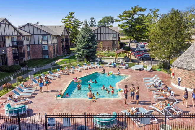 outside view - Glenwood Apartments