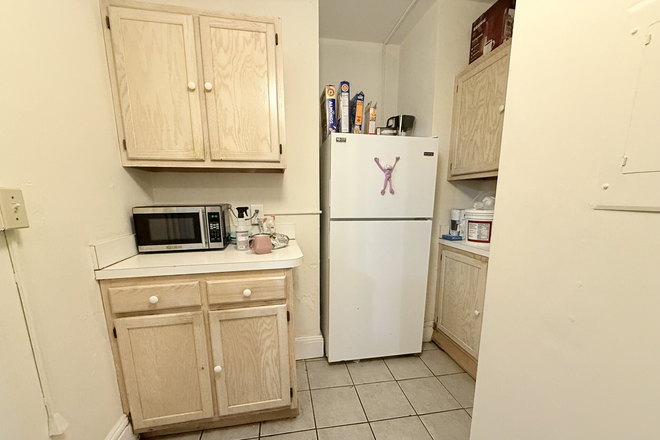 living - SPACIOUS 3 BED WITH HEAT/HOT WATER INCLUDED! NO BROKER FEE! 9/1/26!! Apartments