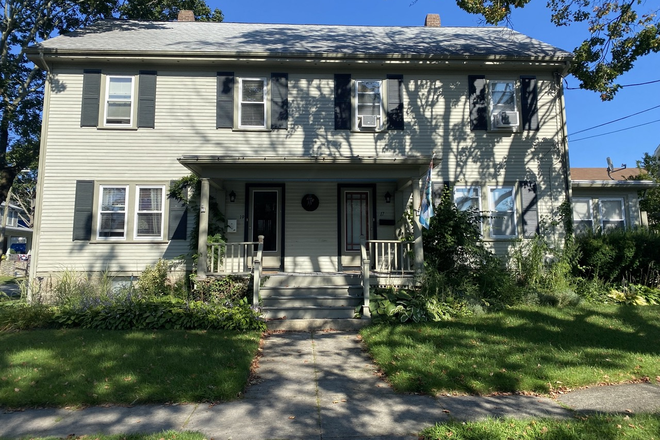 Front of house (unit is on left) - Beautiful 3 BR, 2 Bath Townhome in Historic Fairhaven (quick drive to campus)