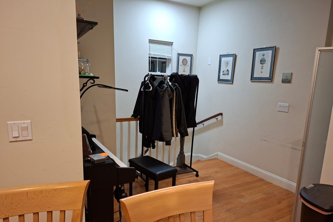 entrance - Apartment 15 minute walk to Harvard square 8 minutes to T