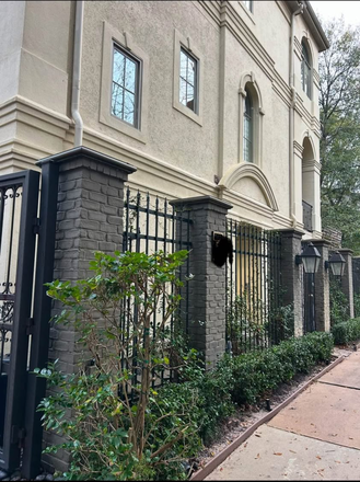 exterior privae gated entry - Gated Home - Pvt Entrance - 1BR, entire first floor Apt, 3 blocks to campus