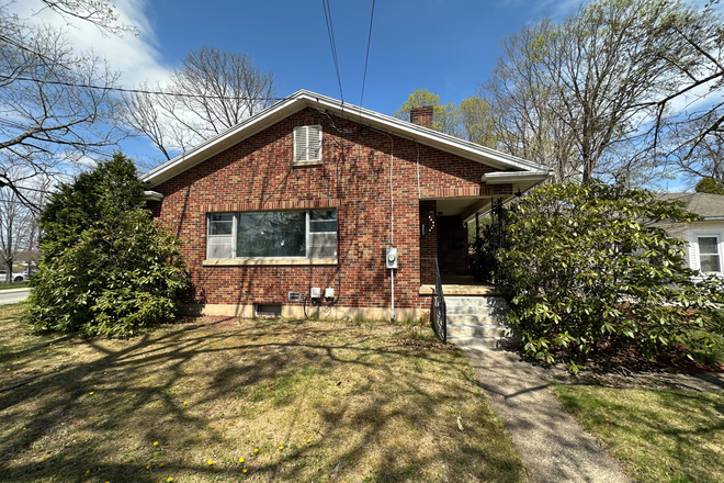 Side entrance and yard - Cozy, well maintained home 15 minutes from campus
