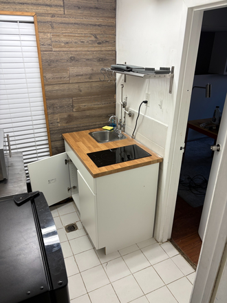 kitchen - Bachelor basement apt, townhouse -Prime location Yorkville/Annex, very bright, utilities incl.