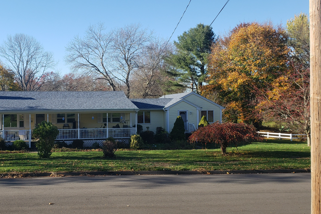 The in law apartment from the street - Furnished 1 bedroom / 4 room apt. / private deck / clean and quiet / 15 min. to UConn 20 min to Hftd