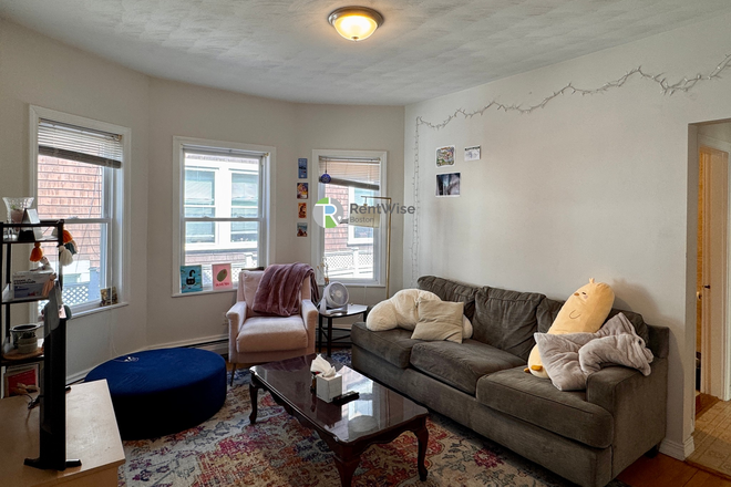1 - JUNE 2027 | Beautiful Duplex on West Adams St. | 3 Beds, 1 Bath | No Broker Fees | Water Included Duplex
