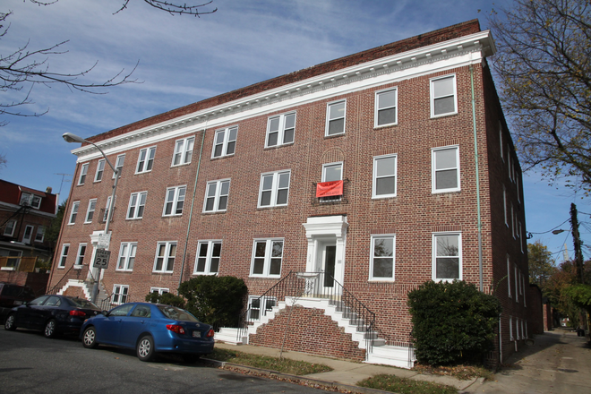 Front of Building - 2 Blocks from Campus! Apartments