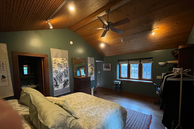 Main room - Cottage studio apartment 1 mile from campus