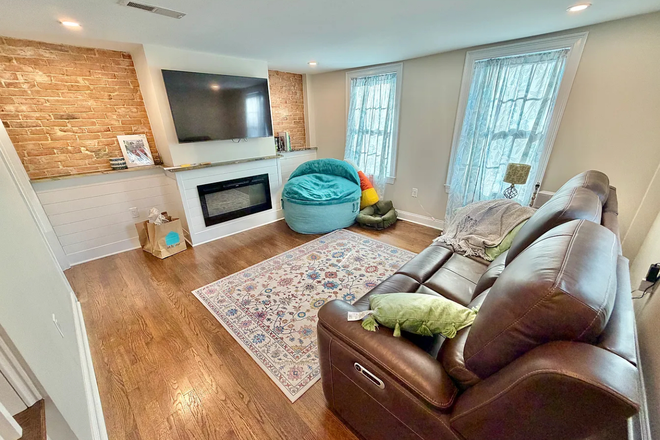 Living room - Cozy 2 BR Cottage Available Furnished/Unfurnished House