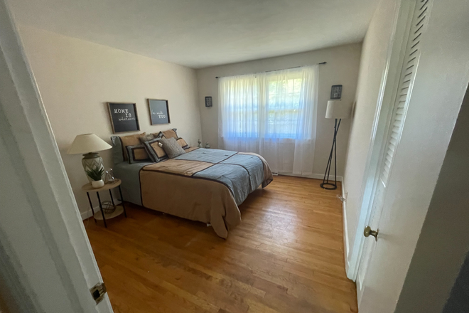 Rear Center Bedroom - Single Room, close to campus! (SPRING 2026)
