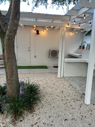 Private entrance - Bright and brand new efficiency blocks from the University of Miami - Private access