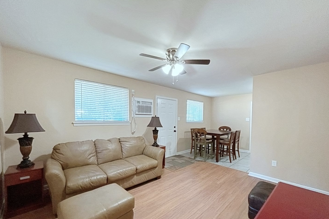 family room - 3 BR Home off College Dr. near Glenmore Ave/LSU 2.8 miles