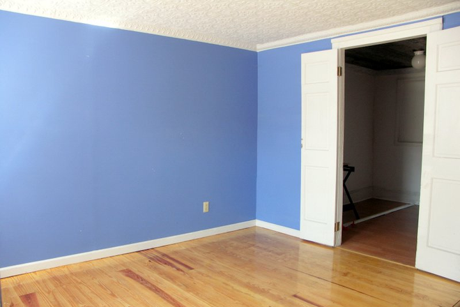 Front Entry Room - Ground Floor/Garden Floor-Through Apartment for Rent - Available September 1