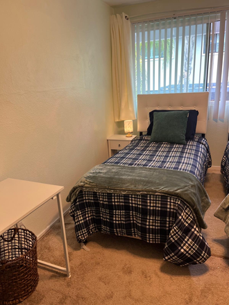 Single bed - Private Room & Bathroom in La Jolla Southpointe house by UCSD