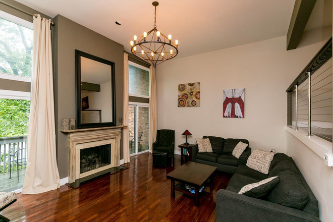 Main Room - Hampton Place condominium close to campus